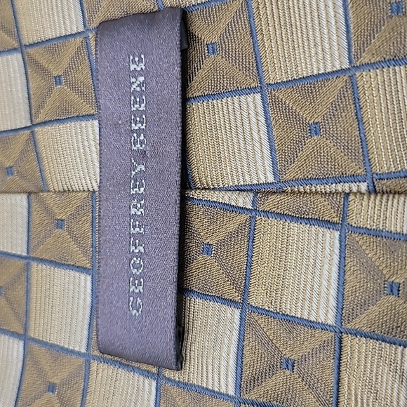 Geoffrey Beene 100% Silk Gold Tan  Geometric Checkered Men's Tie - Picture 2 of 3